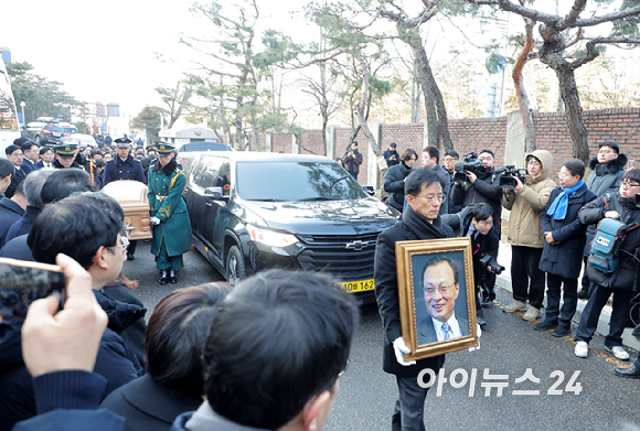 베트남 출장 중 별세한 고(故) 이해찬 민주평화통일자문회의 수석부의장의 운구 차량이 27일 서울 종로구 서울대병원 장례식장에 도착해 운구되고 있다. [사진=곽영래 기자]