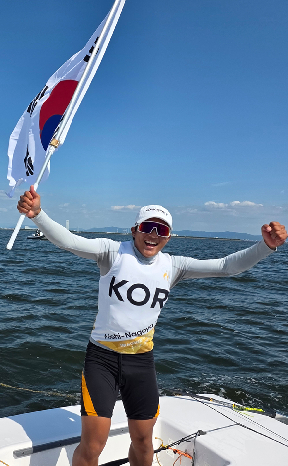 최지운이 3일 일본 아이치현 가마고리 가이요 요트 항구에서 열린 2026 아이치&middot;나고야 아시안게임 요트 소년부 딩기 경기에서 12차 레이스까지 치른 결과, 최종 25점을 기록해 1위에 올라 금메달을 획득했다. 사진은 이날 최지운이 환호하는 모습. [사진=연합뉴스]