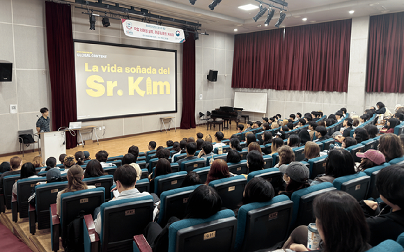 한경원 디럭스미디어 코리아 GFX 아티스트가 10일 경복대학교 문화관 그랜드홀에서 영상미디어콘텐츠학과 재학생 200여 명을 대상으로 직무특강을 진행하고 있다. [사진=경복대학교]