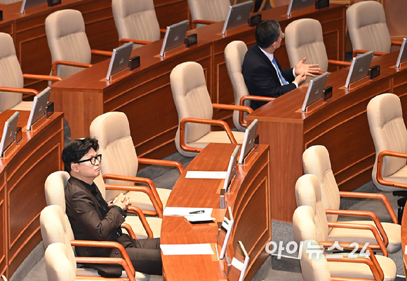 한동훈 무소속 의원과 정성호 법무부 장관이 30일 서울 여의도 국회에서 열린 본회의에서 주호영 국민의힘 의원의 형사소송법 일부개정법률안(대안)에 대해 무제한토론(필리버스터)를 경청하고 있다. [사진=곽영래 기자]