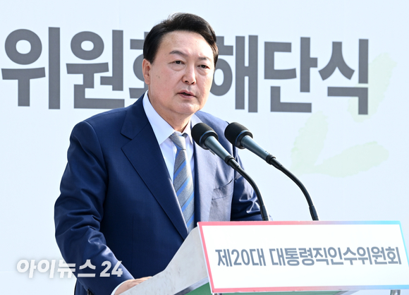 윤석열 대통령 당선인이 6일 오후 서울 종로구 삼청동 인수위원회 잔디광장에서 열린 제20대 대통령직인수위원회 해단식에서 인사말을 하고 있다. [사진=김성진 기자]