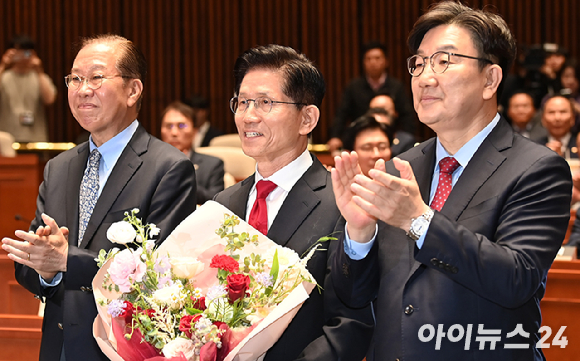 국민의힘 권영세 비상대책위원장과 권성동 원내대표가 지난 5일 서울 여의도 국회에서 열린 의원총회에 참석하고 있다. [사진=연합뉴스]