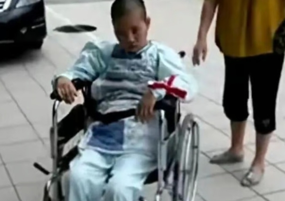 의사들이 불가능하다고 본 혼수상태 딸이 어머니의 10년간 '스퀘어 댄스 재활' 끝에 기적적으로 깨어난 사연이 공개됐다. 사진은 양팡 씨(왼쪽)와 어머니 샤오쉐페이. [사진=바이두 갈무리]