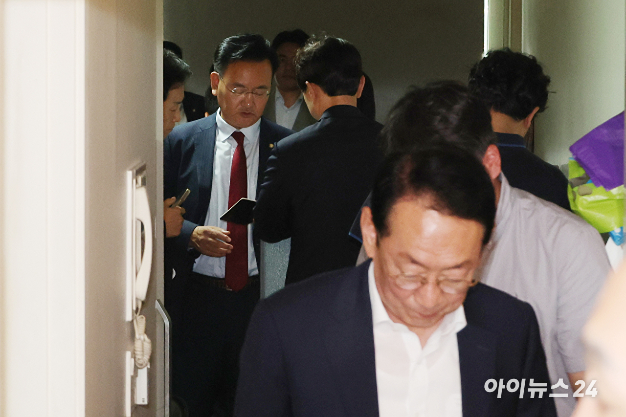 '통일교 현안 청탁' 한학자 총재가 17일 오전 서울 종로구에 마련된 김건희 특검팀(특별검사 민중기) 사무실로 조사를 받기 위해 출석하고 있다. [사진=곽영래 기자]