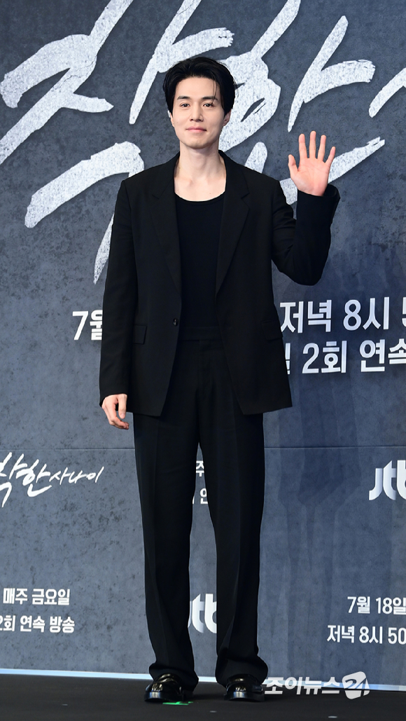 배우 이동욱이 14일 오후 서울 영등포구 더링크 호텔에서 열린 JTBC 새 금요시리즈 '착한 사나이' 제작발표회에 참석하고 있다. [사진=정소희 기자]