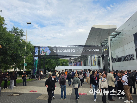 26일(현지시간) 독일 쾰른메세 서문 앞에서 &lsquo;게임스컴 2026&rsquo; 입장을 기다리는 관람객들이 줄을 서 있다. [사진=곽민구 기자]