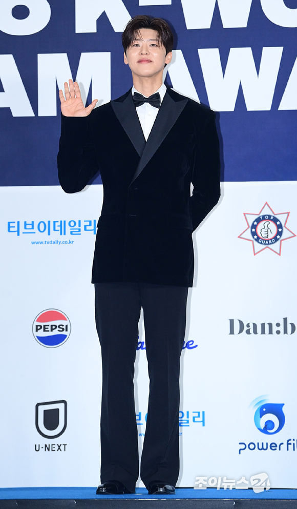 가수 박지현이 27일 경기 고양시 킨텍스에서 열린 2026 케이 월드 드림 어워즈(K WORLD DREAM AWARDS)' 블루카펫에 참석하고 있다. [사진=정소희 기자]