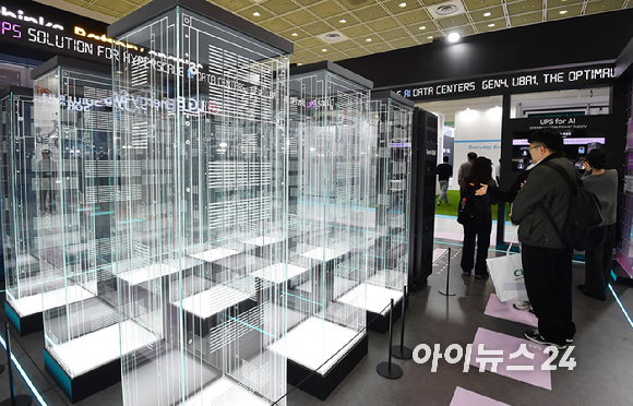 최주선 삼성SDI 대표이사 사장이 18일 서울 강남구 엘리에나호텔에서 열린 제 56기 정기 주주총회가 끝난 뒤 기자들과 만나 답변하고 있다. [사진=권서아 기자]