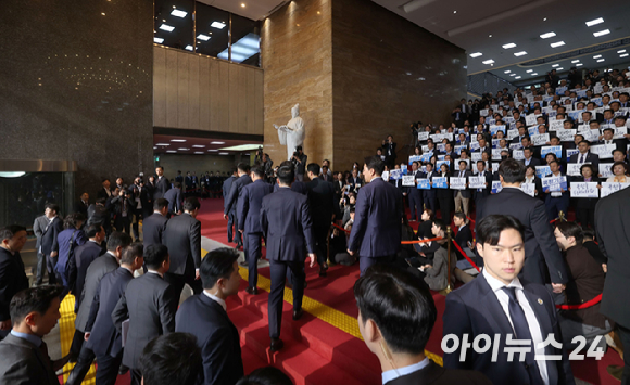 윤석열 대통령이 31일 내년도 정부예산안에 대한 시정연설을 하기 위해 서울 여의도 국회로 입장하는 중 침묵 피켓 시위 중인 더불어민주당 의원들 옆을 지나가고 있다. [사진=곽영래 기자]