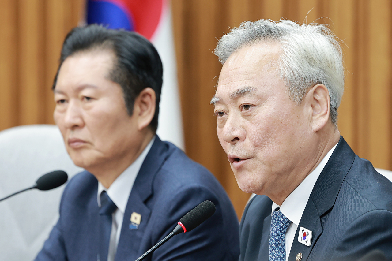 더불어민주당 초선 의원 모임인 더민초 회장 이재강 의원이 5일 국회에서 열린 당 대표-초선 의원 간담회에서 발언하고 있다. 왼쪽은 정청래 대표. 2026.2.5 [사진=연합뉴스]