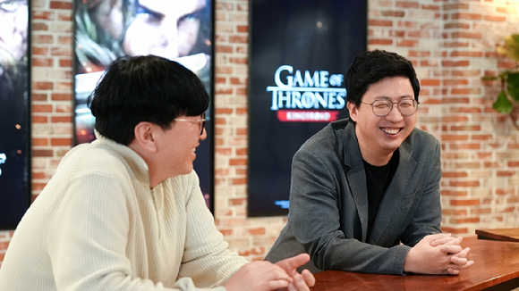 장현일 넷마블네오 PD(왼쪽), 문준기 넷마블 사업본부장. [사진=넷마블]