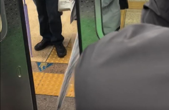 지하철 탑승에 실패할 것을 대비해 출입문 사이에 우산을 끼워 넣은 승객의 행동이 거센 비판을 받고 있다. 사진은 지하철 출입문 사이에 우산을 끼워넣은 승객 모습. [사진=온라인 커뮤니티]