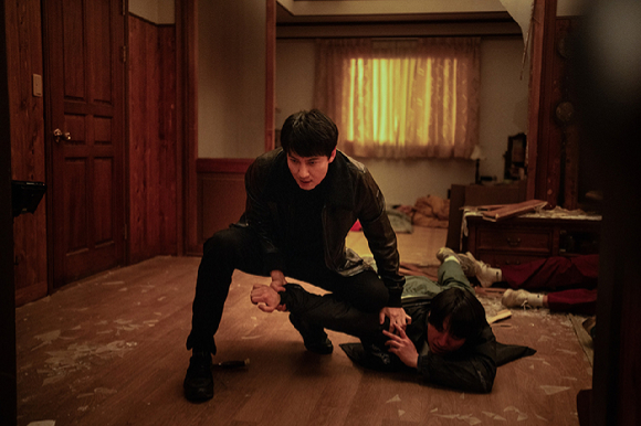 배우 김남길이 넷플릭스 시리즈 '트리거' 인터뷰에 앞서 포즈를 취하고 있다. [사진=넷플릭스]