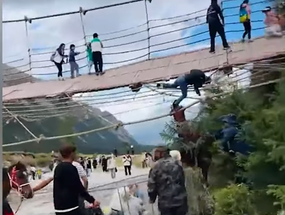 중국 신장위구르자치구의 한 유명 관광지에서 출렁다리가 붕괴되는 사고가 발생해 최소 5명이 숨지고 24명이 다쳤다고 한다. 사진은 사고 현장. [사진=웨이보]