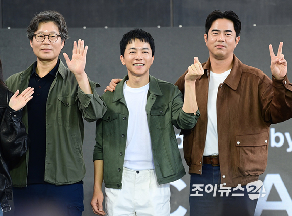 (왼쪽부터)이용재 감독-배우 이선빈-유재명-김영민-전석호가 9일 부산 해운대구 영화의전당에서 열린 제31회 부산국제영화제 '수능, 출제의 비밀' 오픈토크에 참석하고 있다. [사진=정소희 기자]