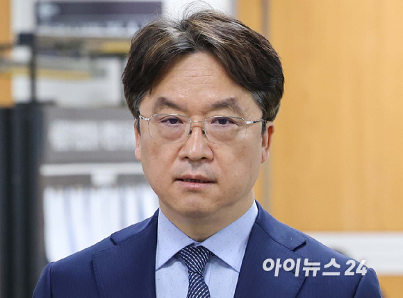 박현종 전 BHC 회장이 22일 서울 서초구 서울중앙지방법원에서 열린 횡령&middot;배임 관련 공판에 출석하고 있다. [사진=사진공동취재단]