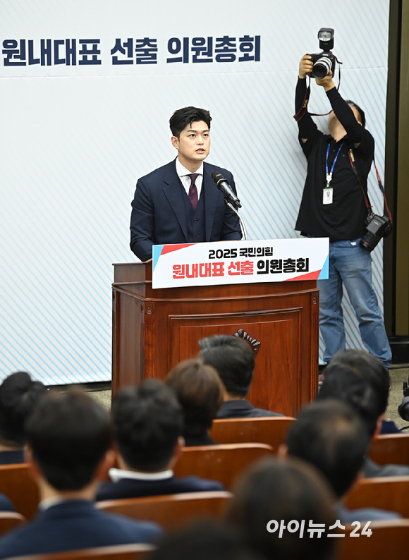 김용태 국민의힘 비상대책위원장이 16일 서울 여의도 국회에서 열린 원내대표 선출 선거 의원총회에서 인사말을 하고 있다. [사진=곽영래 기자]