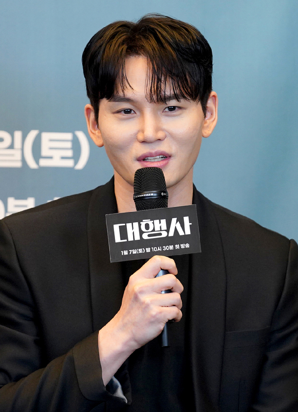 배우 한준우가 5일 온라인으로 진행된 JTBC 새 토일드라마 '대행사' 제작발표회에 참석해 소감을 말하고 있다. [사진=JTBC]