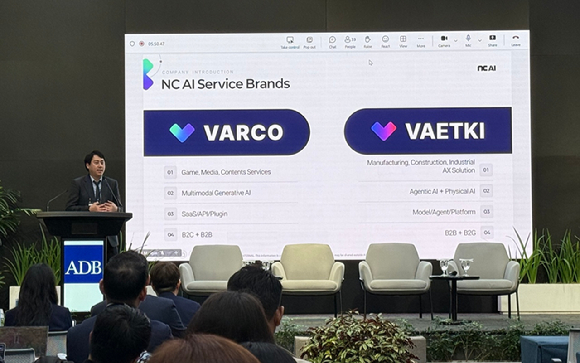 현장에서 발표중인 NC AI 정준영 B2B 사업개발 담당. [사진=NC AI]
