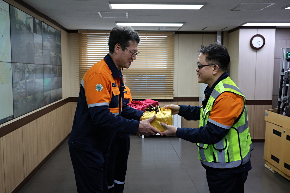 천시열 포항제철소장(오른쪽)이 안전방재그룹 119상황실에 방문해 격려품을 전달하고 있다. [사진=포스코]