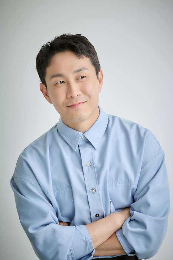 배우 오정세가 영화 '거미집'(감독 김지운) 인터뷰에 앞서 포즈를 취하고 있다. [사진=바른손이앤에이]