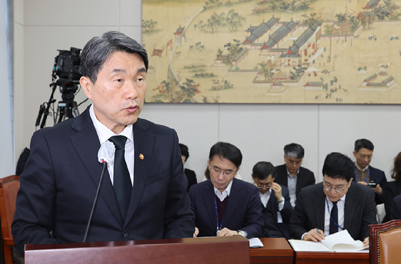 18일 서울 여의도 국회에서 대전 초등생 고 김하늘 양이 피살된 사건과 관련해 현안질의 등을 위해 열린 교육위원회 전체회의에서 이주호 부총리 겸 교육부 장관이 관련 보고를 하고 있다. 2025.2.18 [사진=연합뉴스]