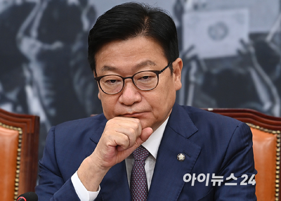 정점식 국민의힘 원내대표가 29일 서울 여의도 국회에서 열린 최고위원회의에서 발언을 경청하고 있다. [사진=곽영래 기자]