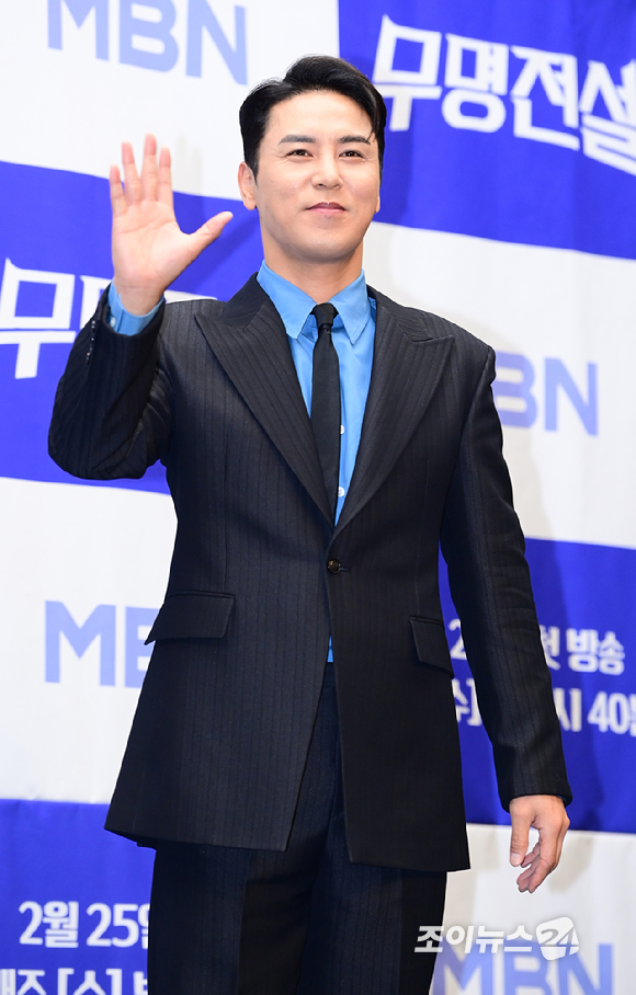 가수 장민호가 25일 오후 서울 마포구 스탠포드호텔에서 열린 MBN 초대형 트롯 오디션 '무명전설-트롯 사내들의 서열전쟁' 제작발표회에 프로그램 MC로 참석하고 있다.