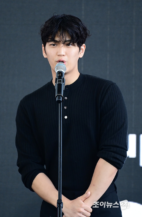 배우 배종옥과 김민철이 20일 오후 부산광역시 해운대구 우동 영화의 전당에서 열린 제30회 부산국제영화제(BIFF) '완벽한 집' 야외 무대인사 행사에 참석하고 있다. [사진=정소희 기자]