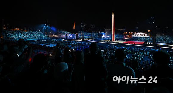 28일(현지시간) 프랑스 파리 콩코드 광장에서 열린 2024 파리 패럴림픽 개막식에서 축하 공연이 진행되고 있다. [사진=사진공동취재단]