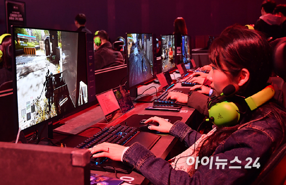 13일 부산 해운대구 벡스코에서 열린 국제게임전시회 '지스타 2025'에서 참관객들이 엔씨소프트 부스에서 신더시티를 체험하고 있다. [사진=곽영래 기자]