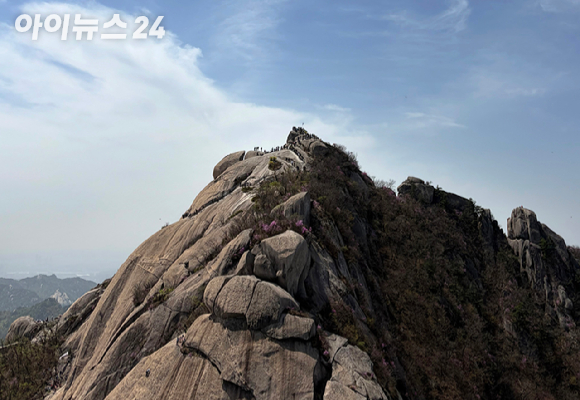 지난 19일 북한산 정상 백운대에 등산객들이 북적이고 있다. [사진=정소희 기자]