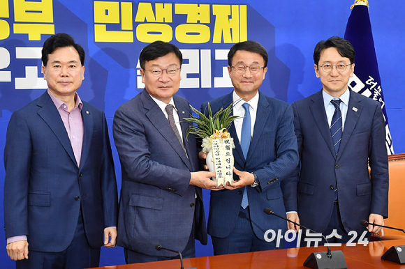 국민의힘 정점식 원내대표가 11일 서울 여의도 국회에서 더불어민주당 한병도 원내대표를 예방하고 있다. [사진=곽영래 기자]