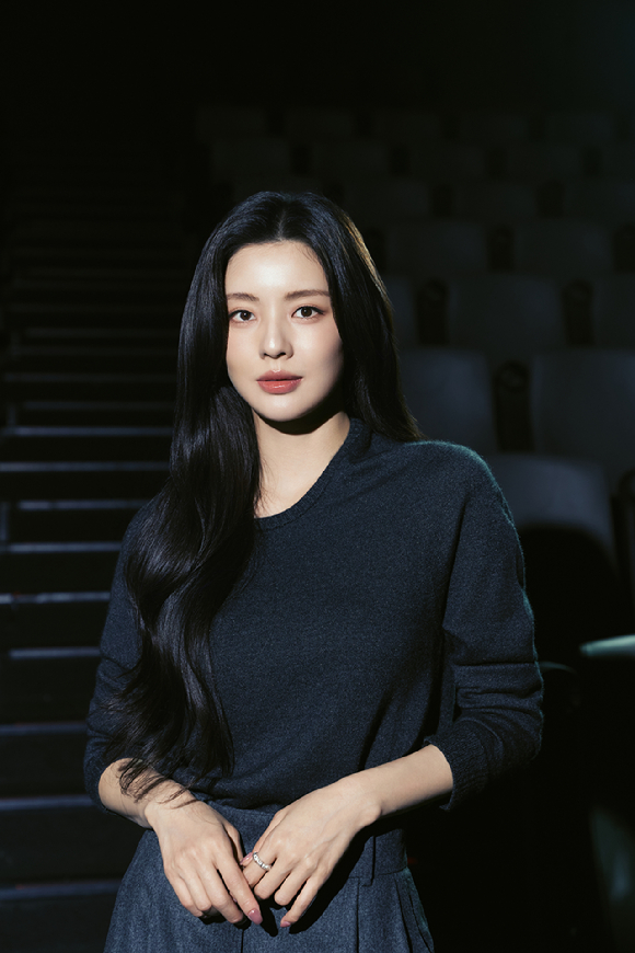 배우 이선빈이 영화 '수능 출제의 비밀' 인터뷰에 앞서 포즈를 취하고 있다. [사진=(주)바이포엠스튜디오]