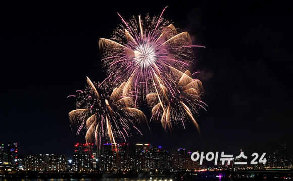 5일 밤 서울 여의도 한강공원에서 열린 '서울세계불꽃축제 2024' 에서 화려한 불꽃들이 밤 하늘을 수놓고 있다. [사진=곽영래 기자]