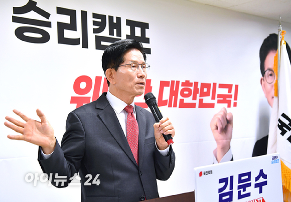 김문수 국민의힘 대선 경선 후보가 18일 오전 서울 여의도 선거캠프에서 공약 기자회견을 하고 있다. [사진=곽영래 기자]