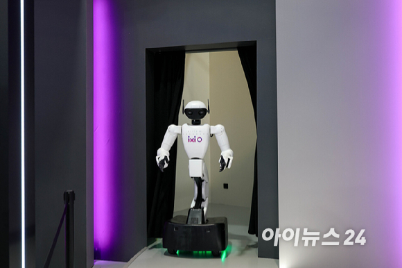2일(현지시간) 스페인 바르셀로나 피라 그란 비아 전시장에서 열린 '모바일 월드 콩그레스(MWC)2026'에서 LG유플러스 부스에서 AI에이전트 '익시오'가 그린 미래를 시연하는 로봇이 등장하고 있다. 2026.03.02. [사진=바르셀로나=사진공동취재단]