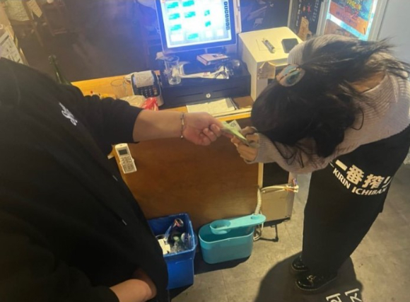 배우 한소희가 지인 가게에서 아르바이트한 근황을 전했다. [사진=한소희 SNS]