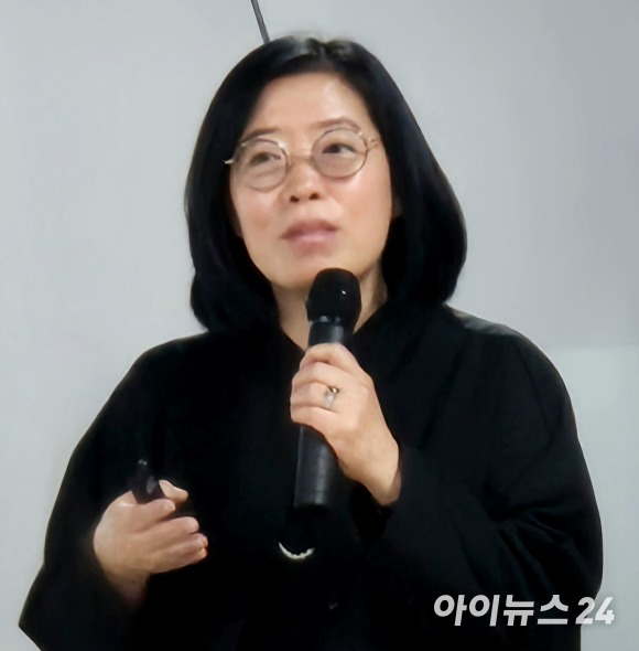 강재영 2025청주공예비엔날레 예술감독이 25일 청주시한국공예관에서 열린 언론 브리핑에서 내년 행사 주제 등을 설명하고 있다. [사진=안영록 기자]