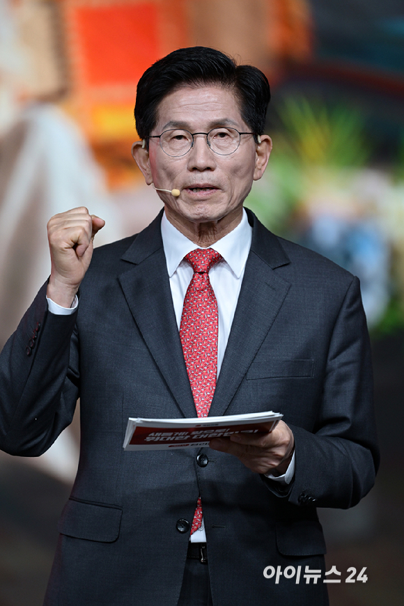 김문수 국민의힘 경선 후보가 18일 오후 서울 강서구 ASSA아트홀에서 열린 국민의힘 '제21대 대통령후보자 1차 경선 비전대회'에서 비전을 발표하고 있다. [사진=국회사진취재단]