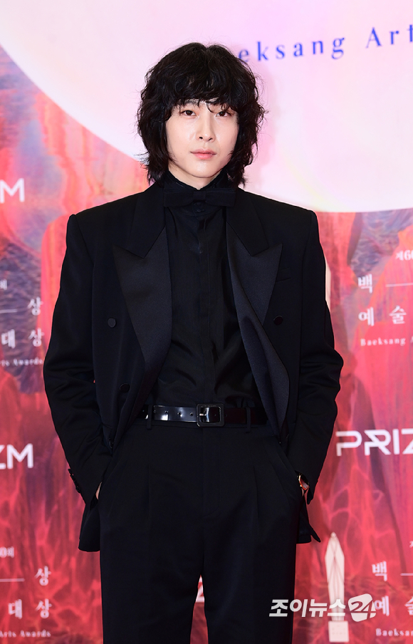 배우 이종원이 7일 오후 서울 삼성동 코엑스에서 열린 제60회 백상예술대상 시상식에 참석해 레드카펫을 밟고 있다. [사진=정소희 기자]