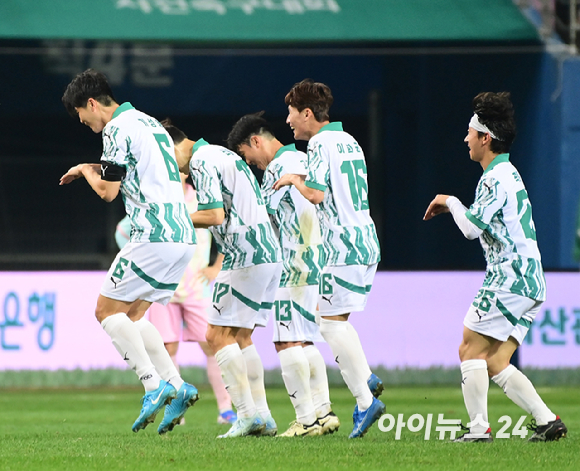 가수 임영웅이 12일 오후 대전광역시 대전월드컵경기장에서 열린 하나은행 자선축구대회 팀 히어로와 팀 기성용 경기에 팀 히어로 주장으로 참석한 가운데 후반 상대편 기성용이 골을 넣고 임영웅을 향해 도발 세리머니를 하고 있다. [사진=정소희 기자]