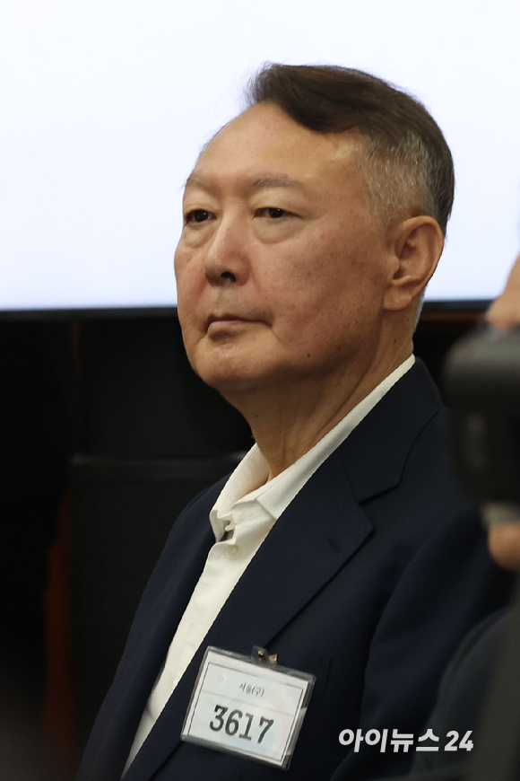 윤석열 전 대통령이 26일 서울 서초구 서울중앙지법에서 열린 특수공무집행방해, 직권남용 권리행사방해 등 혐의 사건 첫 공판에 출석하고 있다. [사진=사진공동취재단]