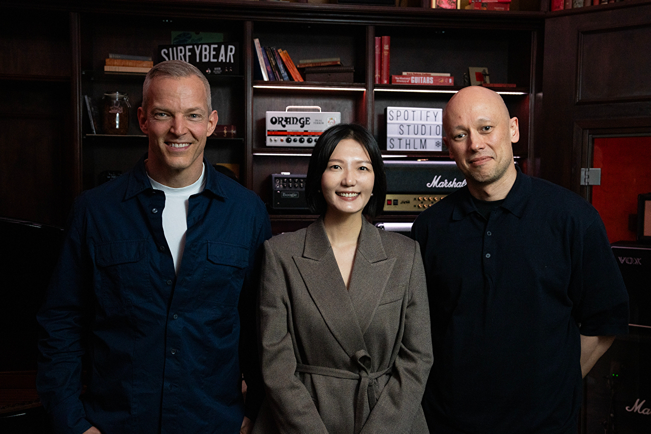 25일(현지시간) 스웨덴에 위치한 스포티파이 본사에서 왼쪽부터 구스타브 소더스트롬 스포티파이 공동 최고경영자(CEO), 최수연 네이버 대표, 알렉스 노스트롬 스포티파이 공동 최고경영자(CEO)가 만나 파트너십에 대해 논의하고 기념 사진을 찍고 있다. [사진=네이버]