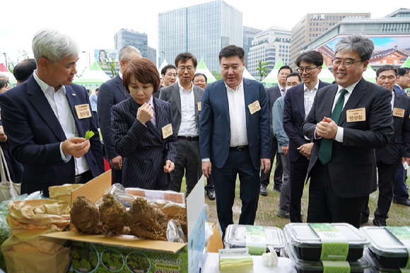 임상섭 산림청장(앞줄 오른쪽)이 16일 서울 광화문광장에서 열린 '2025년 우리임산물 숲푸드 대축제'를 둘러보고 있다 [사진=산림청]