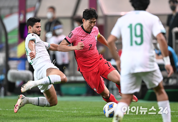 한국 손흥민이 2일 오후 서울월드컵경기장에서 진행된 '2022 카타르 월드컵' 아시아 지역 최종예선 A조 1차전 대한민국과 이라크의 경기에서 돌파를 하고 있다.