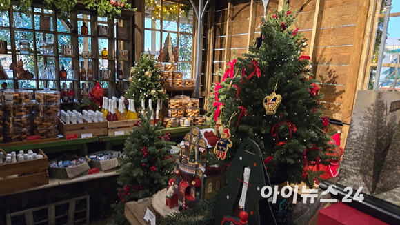 3일 현대백화점 더현대 서울 5층 사운즈 포레스트에 조성된 '포장 공방'. 이번 크리스마스 연출은 대표 캐릭터 '해리'가 아이들에게 편지와 선물을 손수 준비하는 과정을 담아냈다. [사진=진광찬 기자]