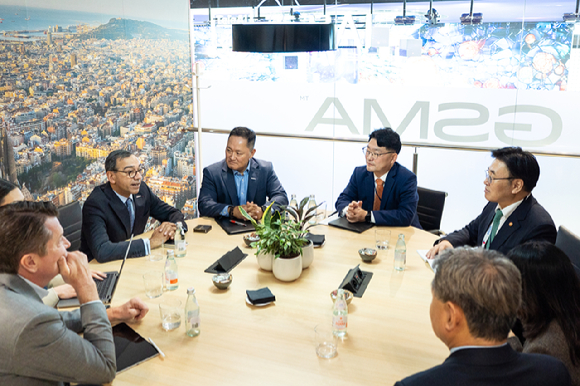 유상임 과학기술정보통신부 장관이 3일(현지시간) 스페인 바르셀로나에서 열린 MWC 2025에서 비벡 바드리나트 GSMA 신임 사무총장과 면담하고 있다. [사진=과기정통부 ]