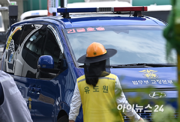 김건희 여사가 탑승한 호송차량이 18일 오전 서울 종로구에 마련된 김건희 특검팀(특별검사 민중기) 사무실에 들어가고 있다. [사진=곽영래 기자]