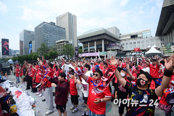 2026 북중미 월드컵 조별리그 A조 2차전 대한민국 대 멕시코의 경기가 0-1 한국의 패배로 끝났다. 19일 서울 종로구 광화문광장에 거리응원을 나선 시민들이 모습들. [사진=정소희 기자]